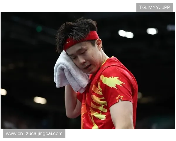 阳光男孩王楚钦随国乒出征印度亚锦赛香港转机与队友打牌笑声不断